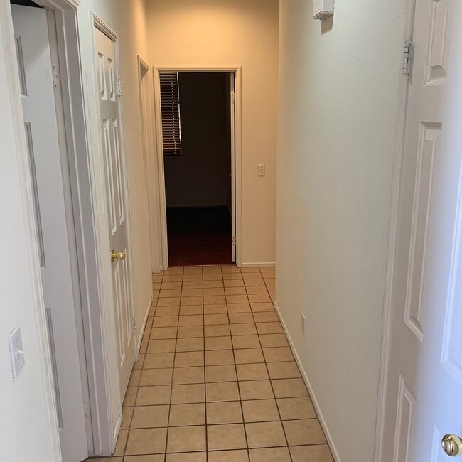 Building Photo - 4 BEDROOM VICTORVILLE HOME