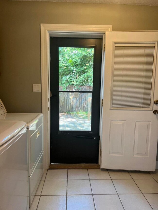 Building Photo - 310 Cedar Ave N