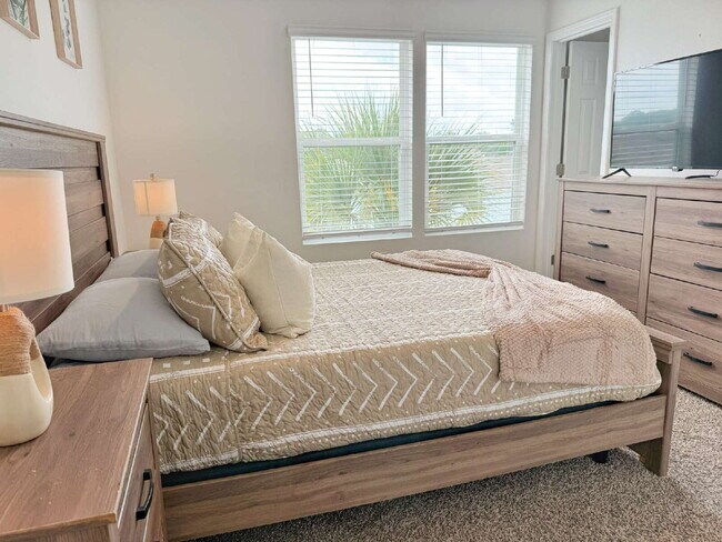 Building Photo - Furnished Townhome conveniently located!