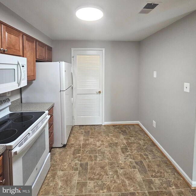Building Photo - 1005 Warwick Ct