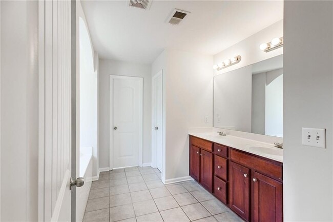 Building Photo - 34 Persian Ivy Way