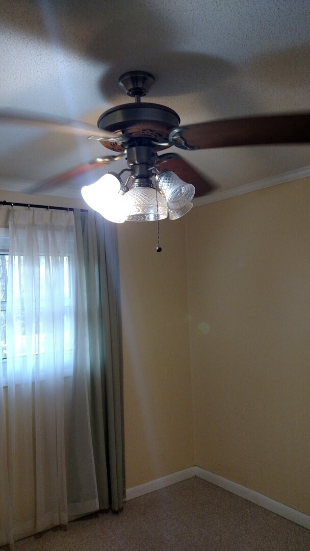 Building Photo - Beautiful 4/2.5 home in quiet neighborhood