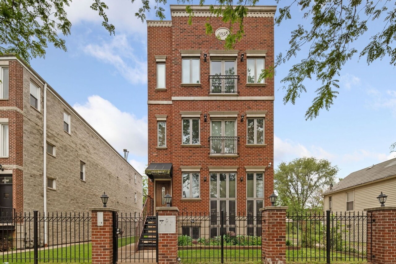 Building Photo - 3935 S Wells St