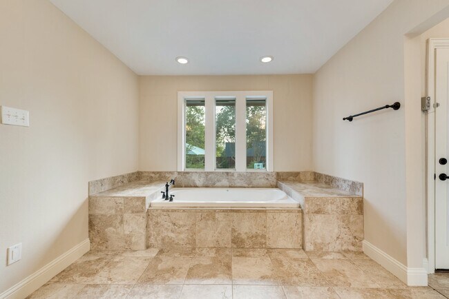 Building Photo - Spacious Elegance 5-Bed, 4.5-Bath Home with outside oasis