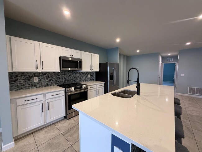 Building Photo - 812 Persimmon Pl