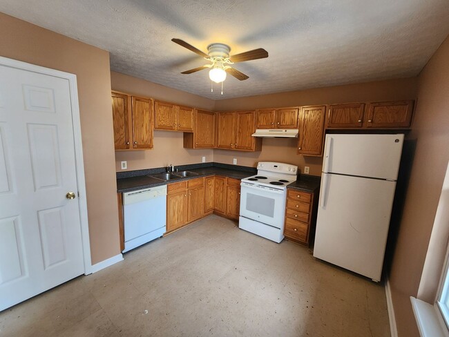 Building Photo - Spacious 2 bedroom 1st floor apartment wit...