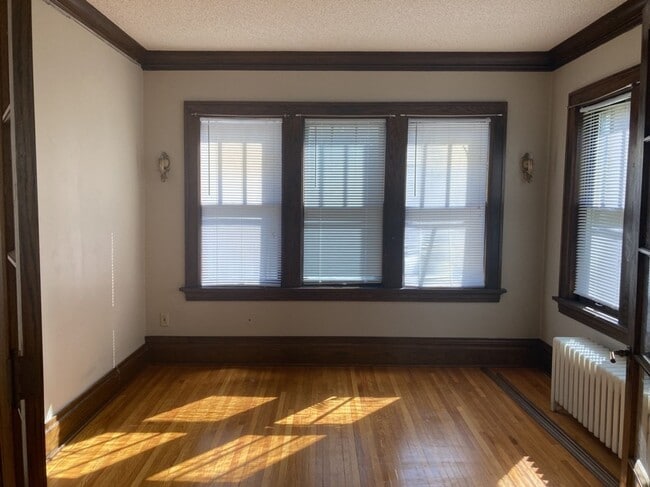 Building Photo - AVAILABLE JUNE - 4 Bed 1.5 Bath Spacious Home