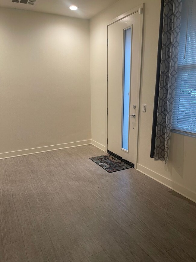 Building Photo - Just Reduced!! Charming 3 Bed/3 Ba Townhou...