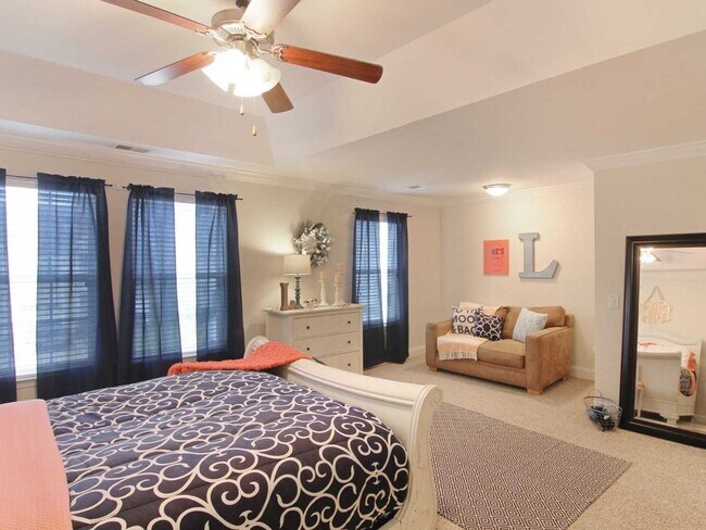 Building Photo - Your Perfect Summerville Retreat: 3BR Townhome with Garage