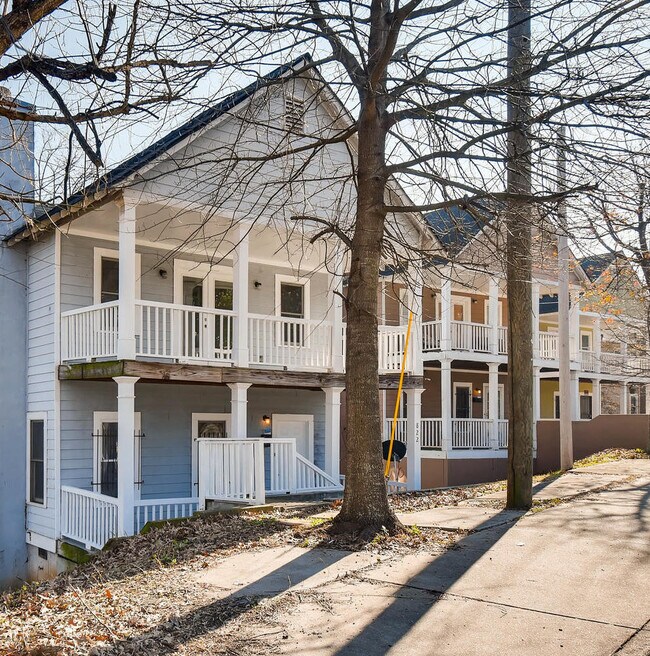 Building Photo - Amazing 3 Bedroom 2.5 Bath! Intown Living at a Price Below Market Off Street Parking