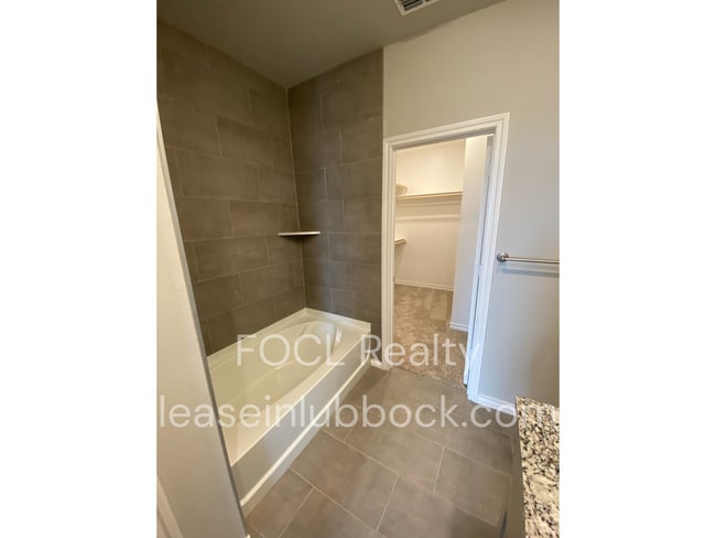 Building Photo - 3 bed 2 bath Open Concept