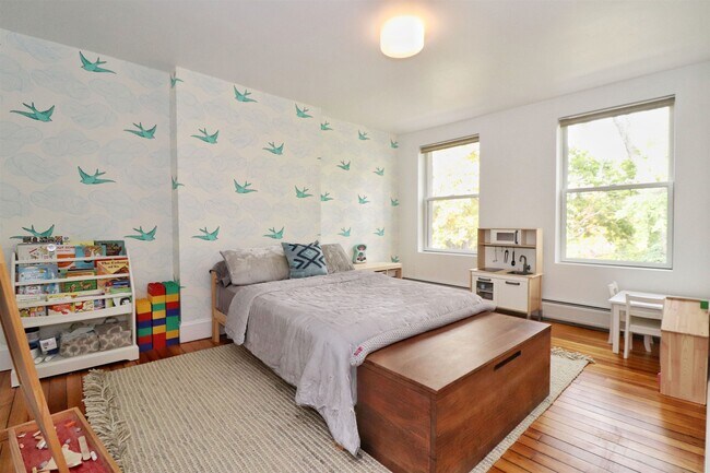 Building Photo - 820 Grand St