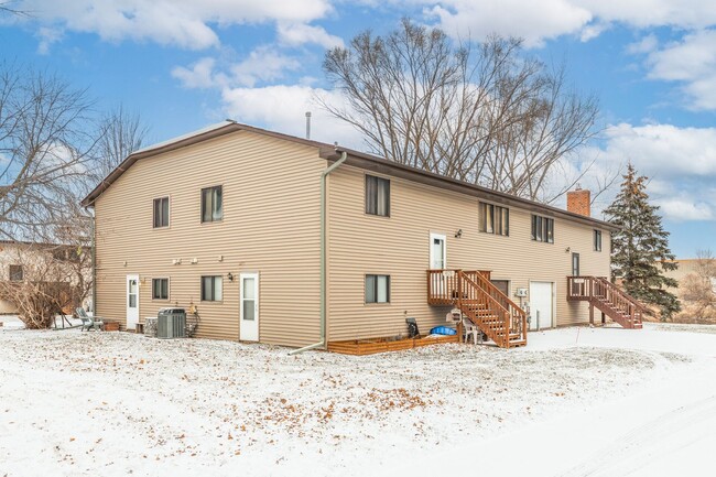 Building Photo - Blaine Townhome