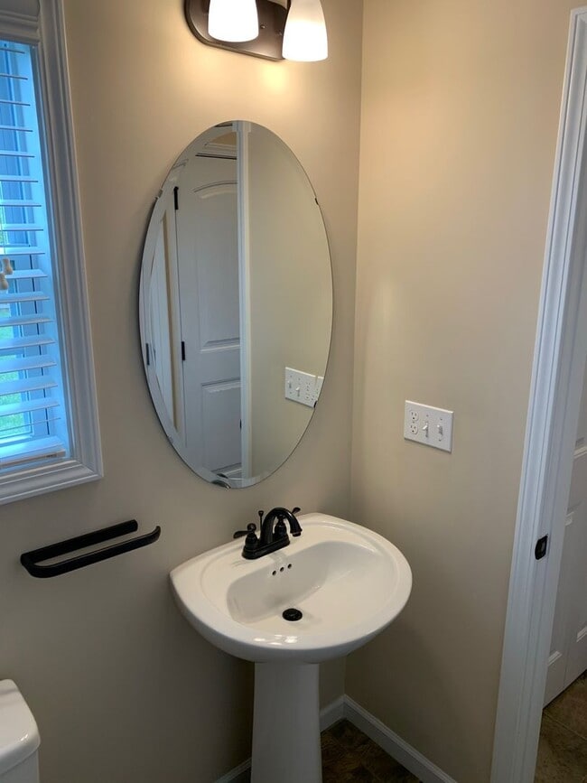 Building Photo - Maryville 37804 - 3 Bedroom, 2.5 Bath Home...