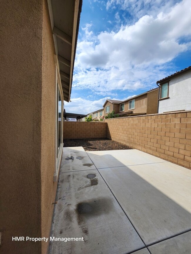 Building Photo - Beautiful two story 5 bedroom in ontario R...