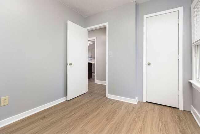 Building Photo - 4060 La Salle Ave