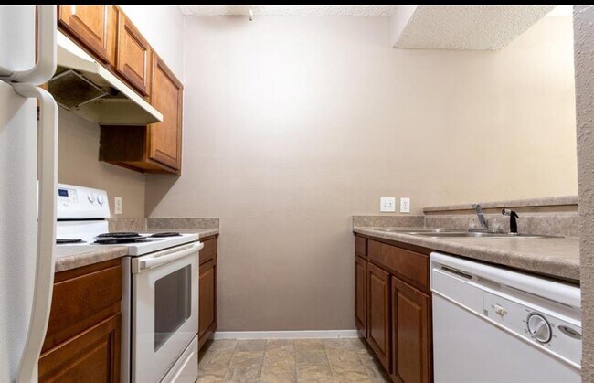 Building Photo - 7043 N Holiday Dr