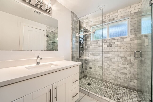 Building Photo - Beautiful Modern House Near Lake Hills and...