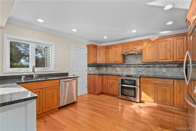 Building Photo - 33 Sycamore Rd