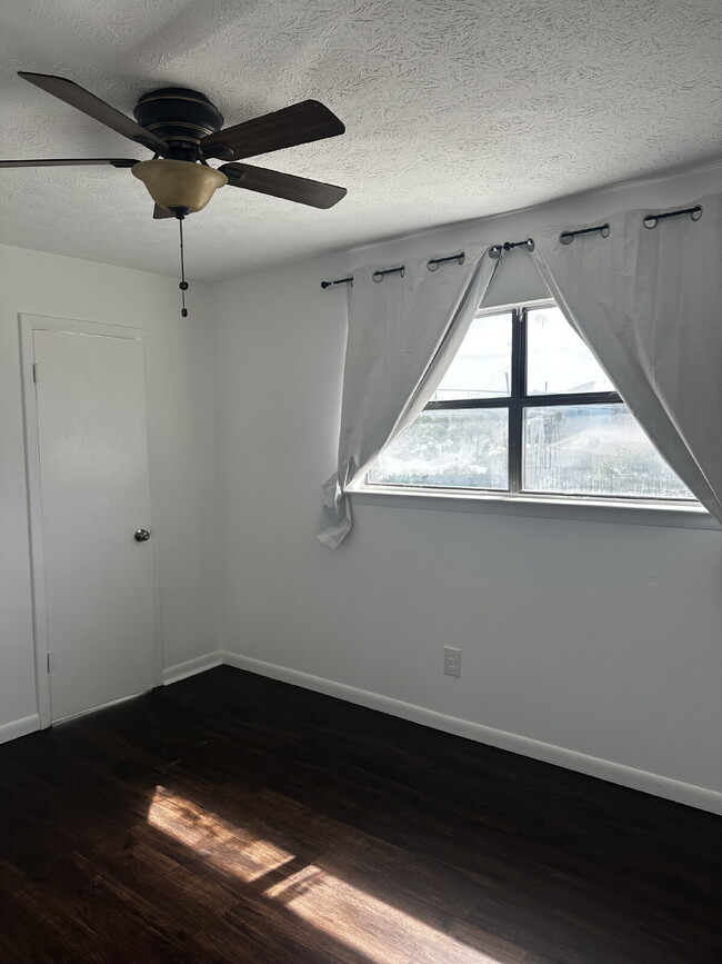 Building Photo - "Coastal Comfort Awaits: Charming 2-Bed Co...