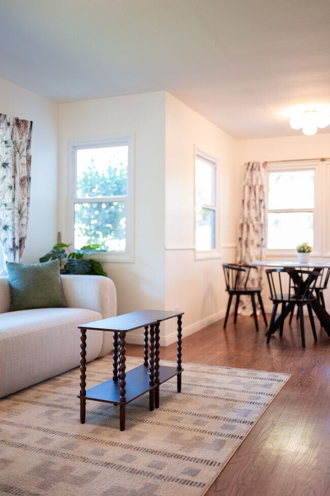 Building Photo - Charming Bungalow with King Size Bed