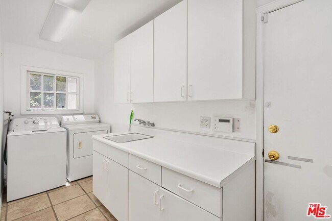Building Photo - 21663 Ulmus Dr