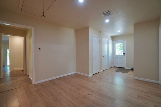 Building Photo - 8 Woodhollow Trail