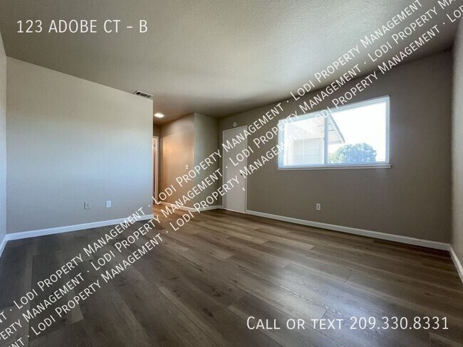 Building Photo - 123 Adobe Ct