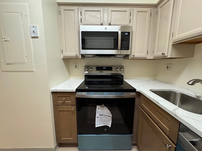 Kitchen - 2400 Clarendon Blvd