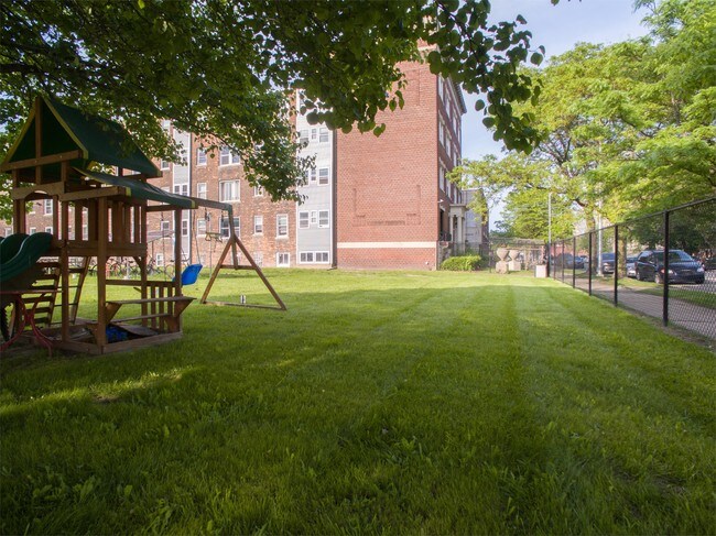 Building Photo - 484 Brainard St