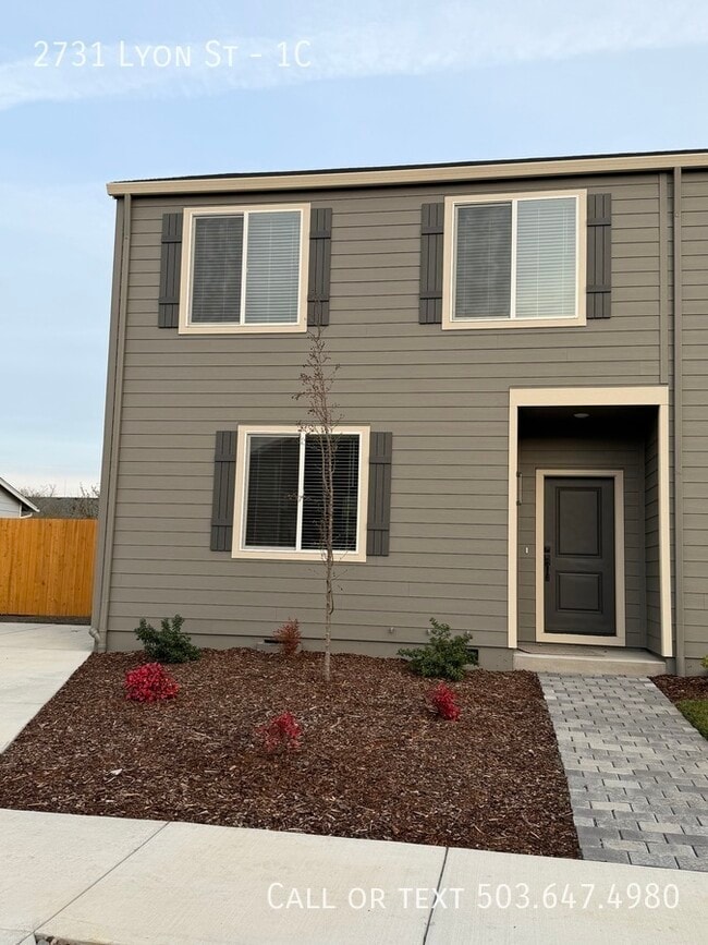 Building Photo - 2731 SE Lyon St