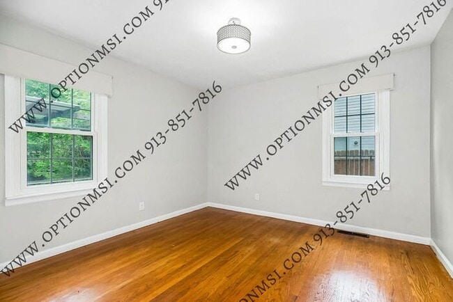 Building Photo - Available NOW in Raytown
