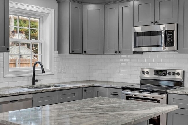 Building Photo - 74 Smith St