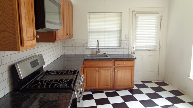 Building Photo - Updated 2/1 Ready For Move In!