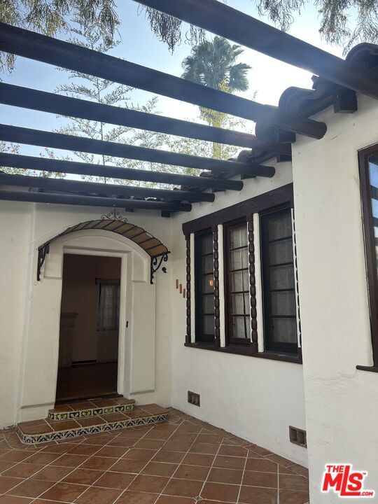 Building Photo - 449 N Sweetzer Ave