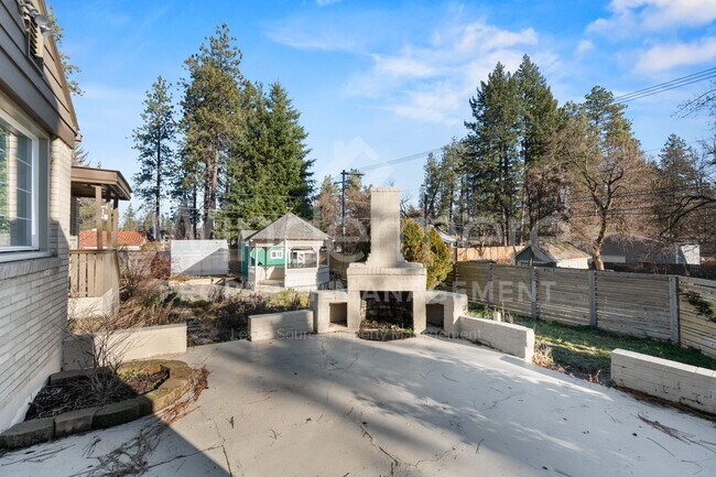 Building Photo - South Hill Charm