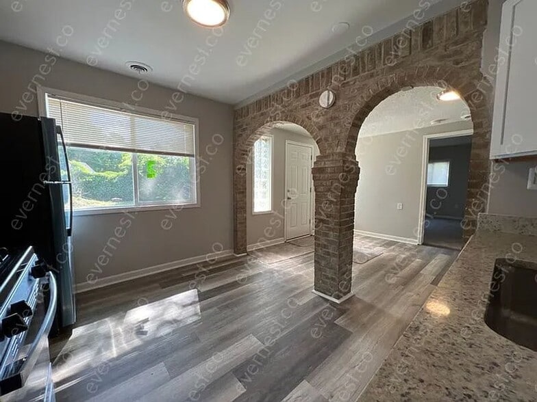 Building Photo - 76 W Strathmore Ave