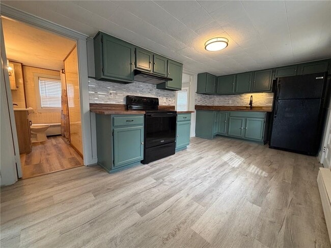 Building Photo - 144 Hopkins Hill Rd