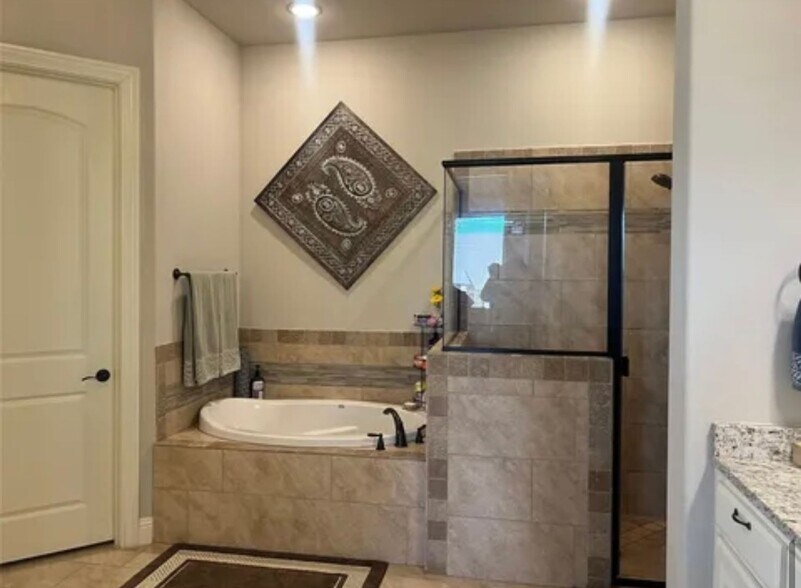 Building Photo - 7109 Lake Village Ct