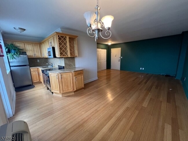 Building Photo - 100 Manhattan Ave