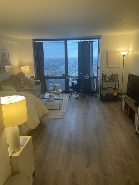 Building Photo - 2650 N Lakeview Ave