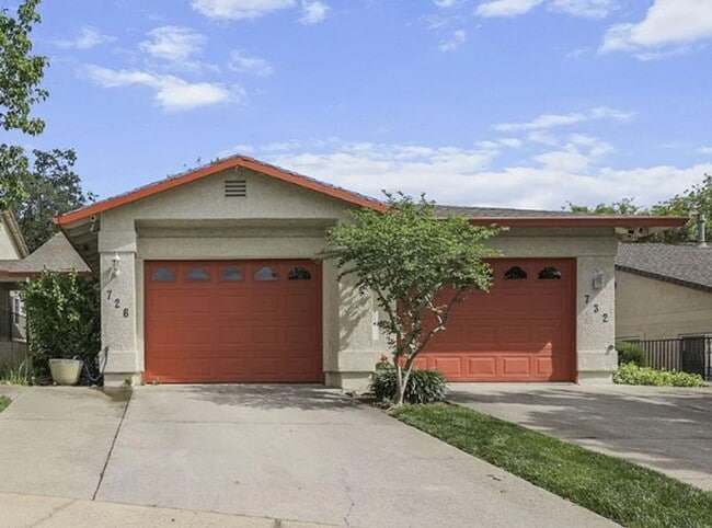 Building Photo - Enjoy the Fireworks from your front yard!