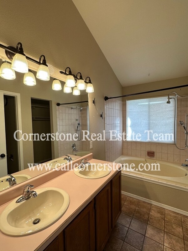 Building Photo - 950 Royal Crown Ln