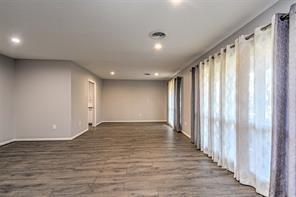 Building Photo - 211 Pine Shadow Dr