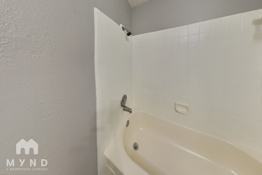 Building Photo - 2403 Summer Spring Dr