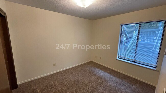 Building Photo - 2BD I 1BA Unit in Oregon City - ONE MONTH FREE!