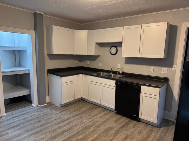 Building Photo - 6th Street/Grant