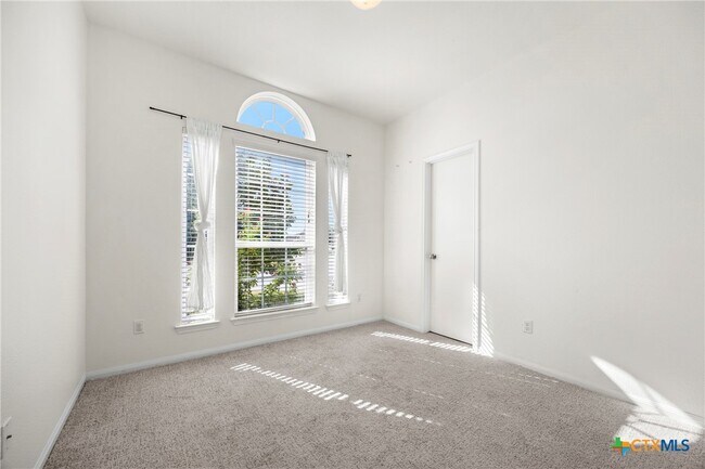 Building Photo - 1217 Roanoke Dr