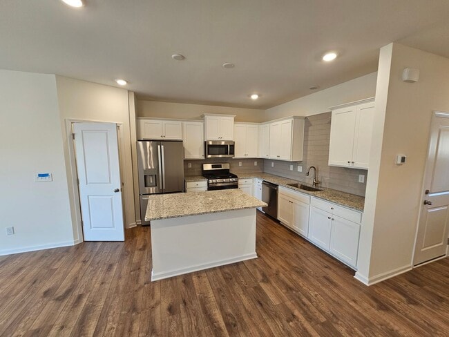 Building Photo - Like New Town Home in Kellerton Place, Monroe!