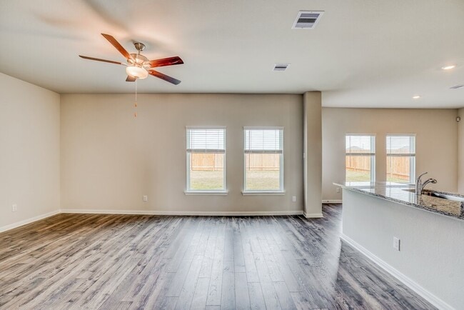 Building Photo - 400 Lynn Lotus Dr